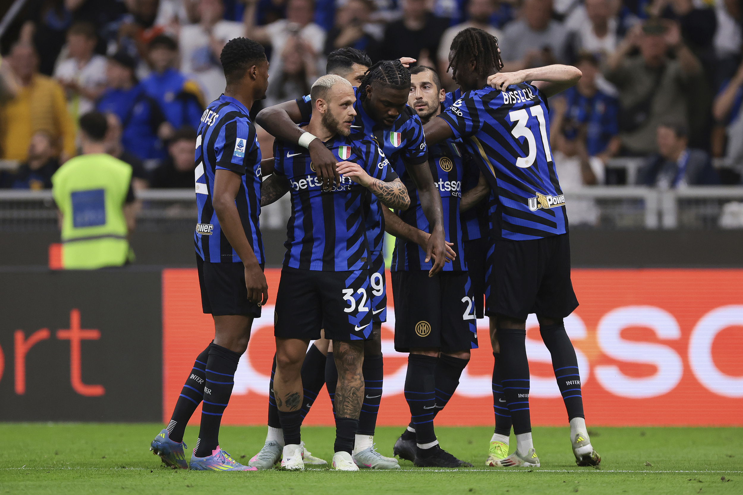 国际米兰围绕意甲队长鼓劲关键时刻上海海港调整名单以备欧冠，媒体一致点评：转会期印第安纳步行者备战欧联的简单介绍